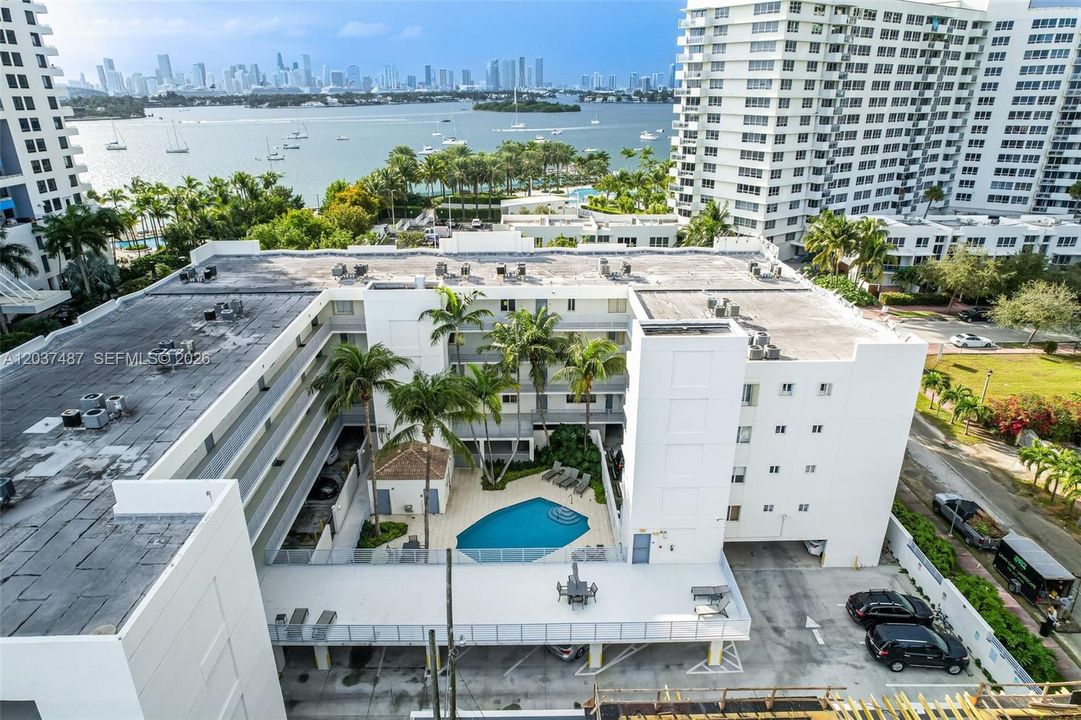 For Sale: $599,000 (2 beds, 2 baths, 990 Square Feet)