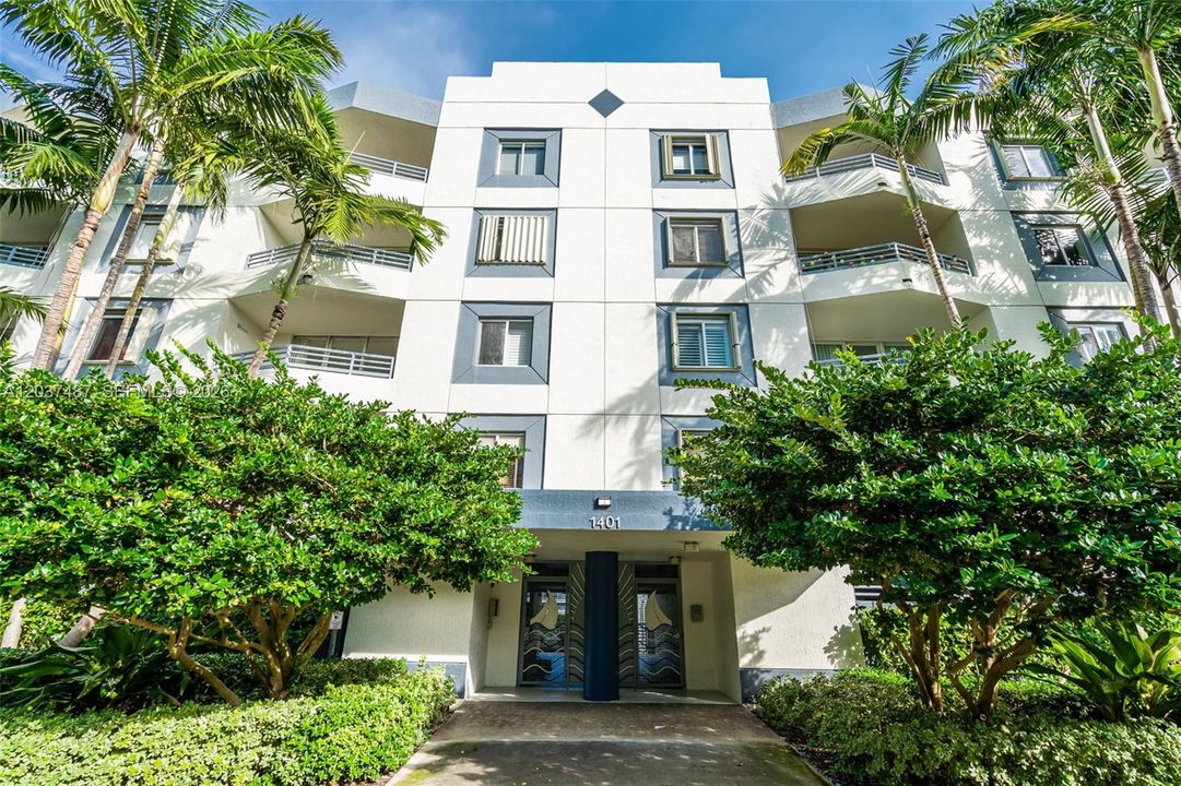 For Sale: $599,000 (2 beds, 2 baths, 990 Square Feet)