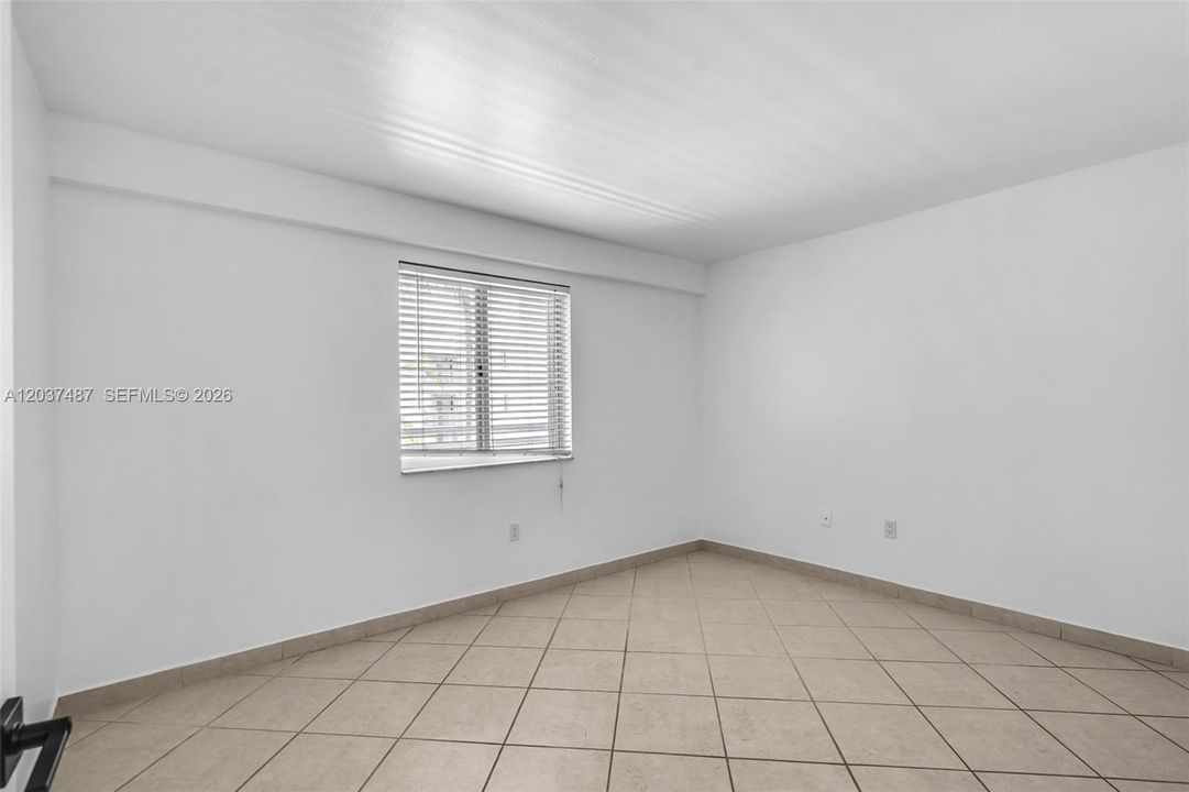 For Sale: $599,000 (2 beds, 2 baths, 990 Square Feet)