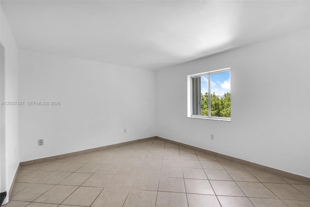 For Sale: $599,000 (2 beds, 2 baths, 990 Square Feet)