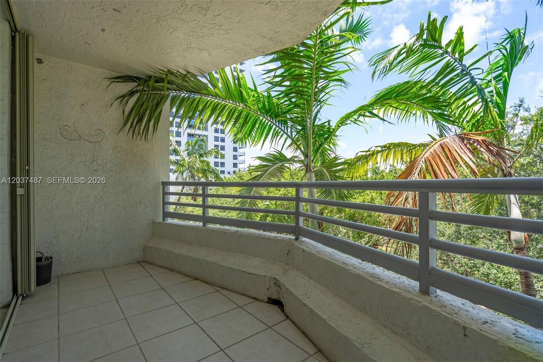 For Sale: $599,000 (2 beds, 2 baths, 990 Square Feet)