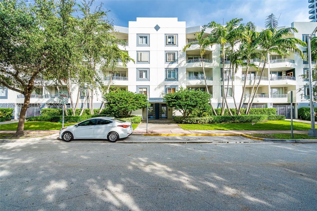 For Sale: $599,000 (2 beds, 2 baths, 990 Square Feet)