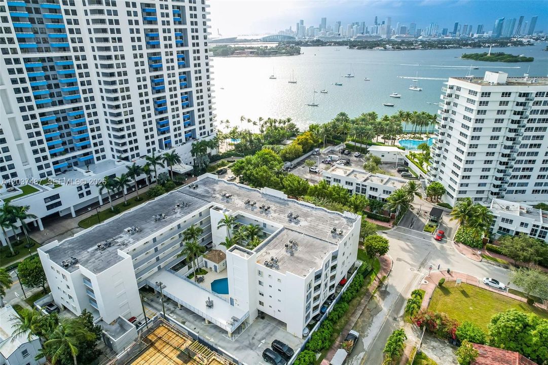 For Sale: $599,000 (2 beds, 2 baths, 990 Square Feet)