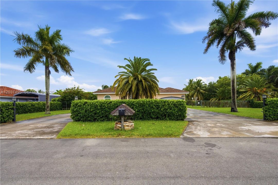 En Venta: $1,150,000 (5 camas, 4 baños, 3243 Pies cuadrados)