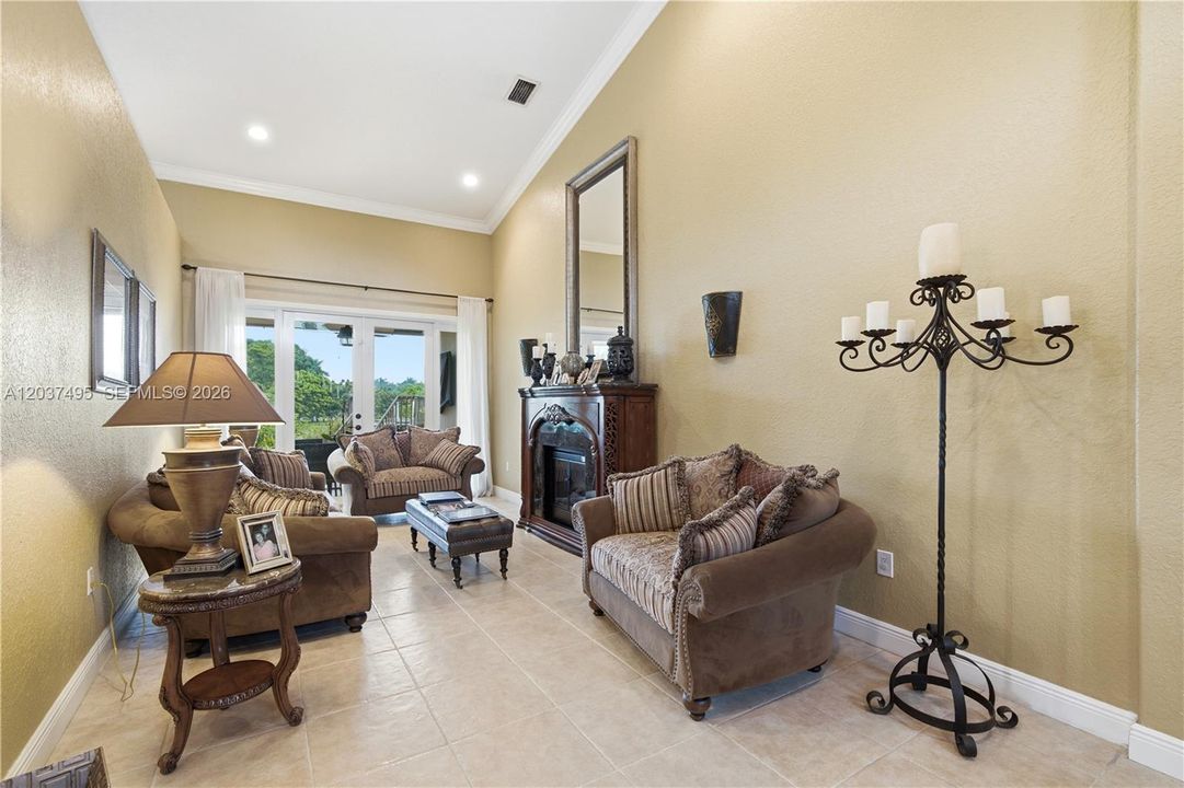 En Venta: $1,150,000 (5 camas, 4 baños, 3243 Pies cuadrados)