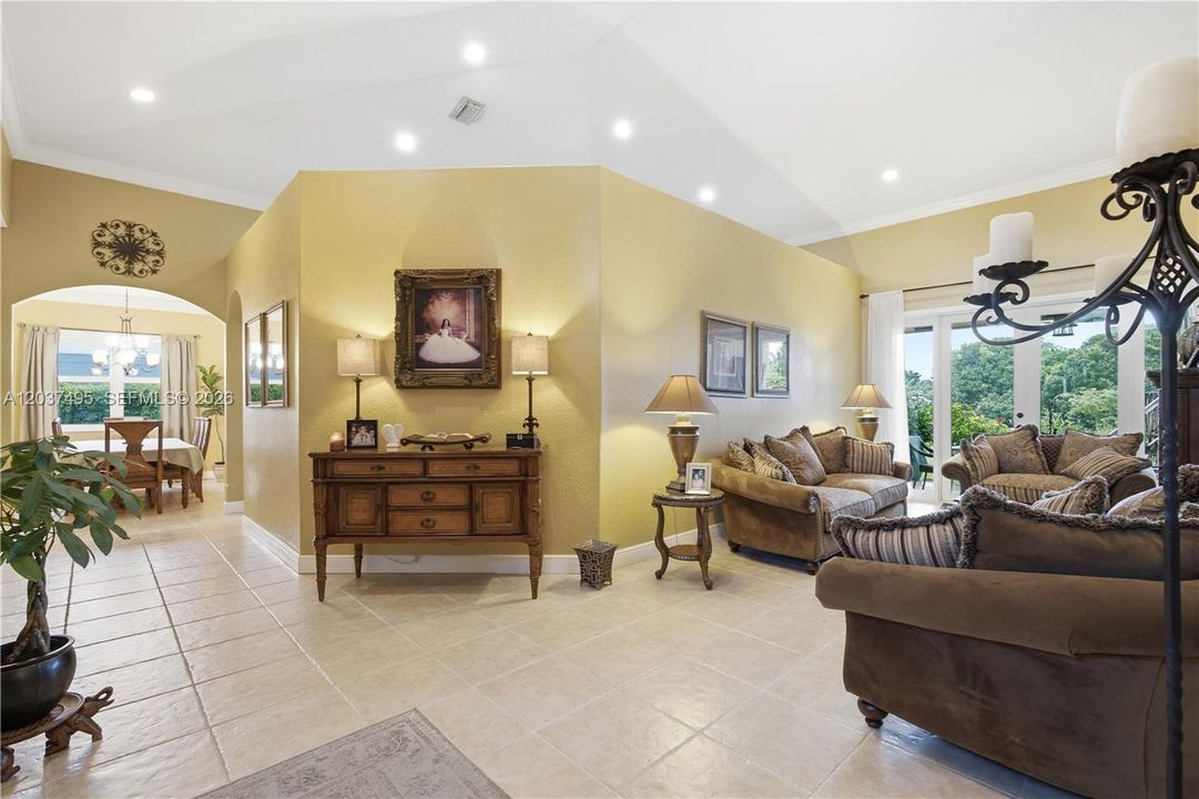 En Venta: $1,150,000 (5 camas, 4 baños, 3243 Pies cuadrados)