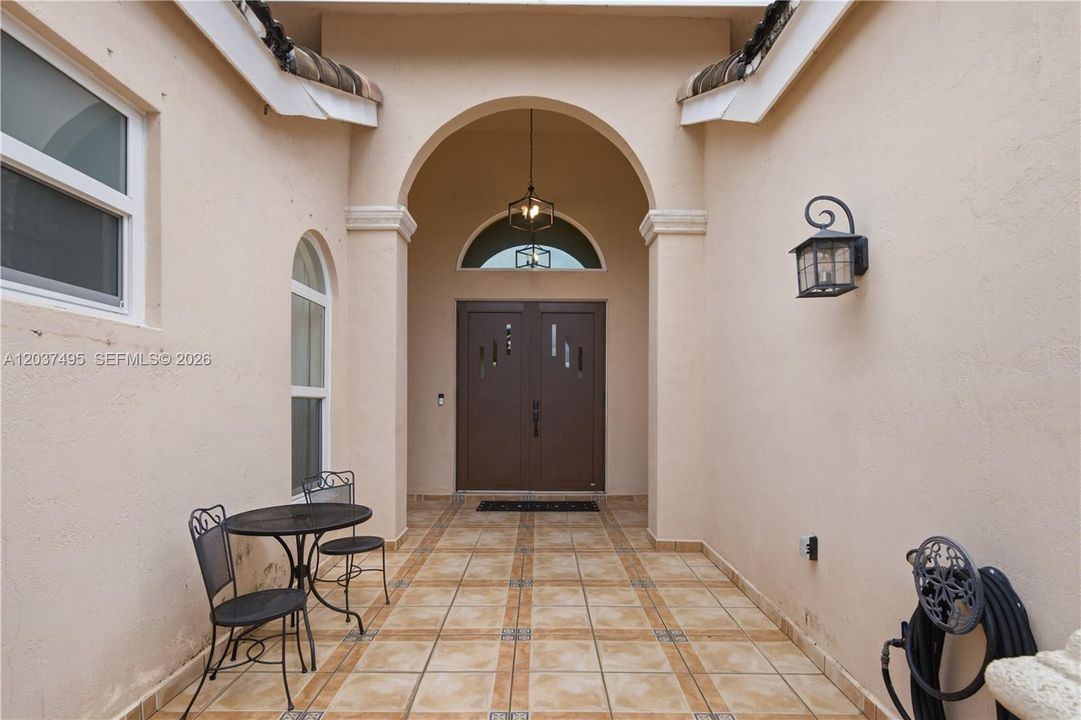 En Venta: $1,150,000 (5 camas, 4 baños, 3243 Pies cuadrados)