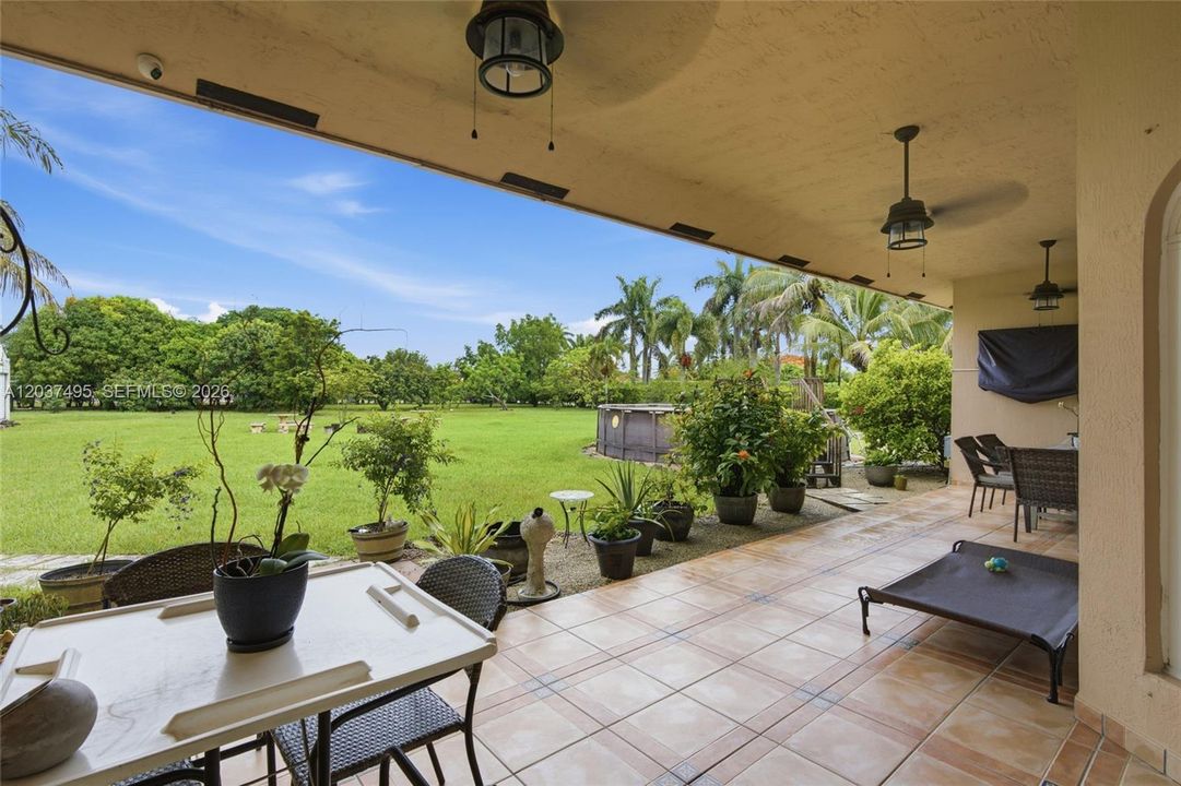 En Venta: $1,150,000 (5 camas, 4 baños, 3243 Pies cuadrados)