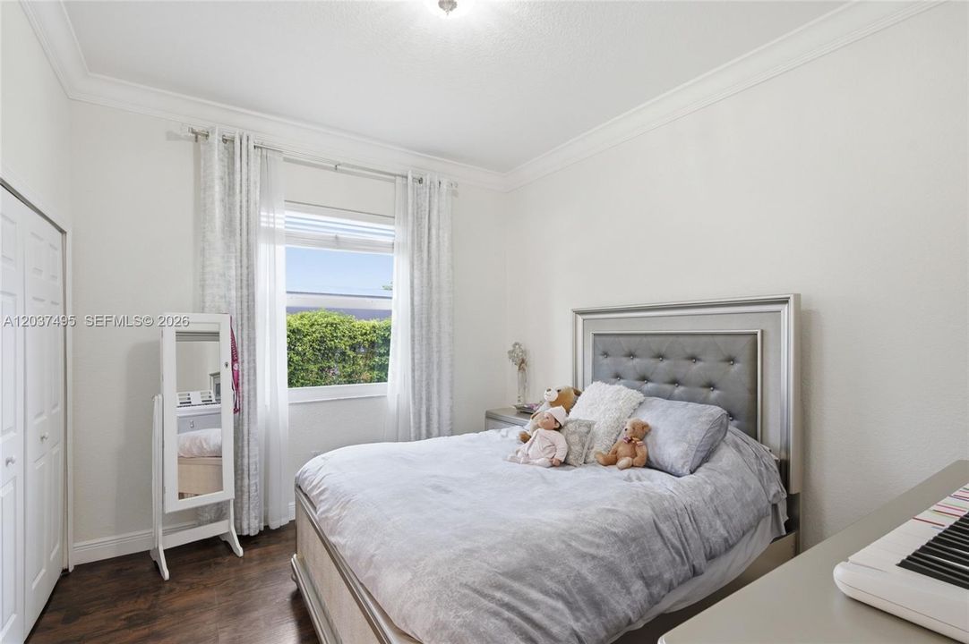 En Venta: $1,150,000 (5 camas, 4 baños, 3243 Pies cuadrados)