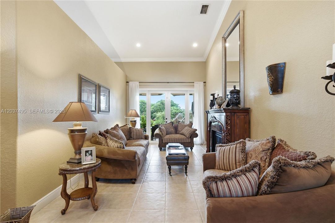 En Venta: $1,150,000 (5 camas, 4 baños, 3243 Pies cuadrados)
