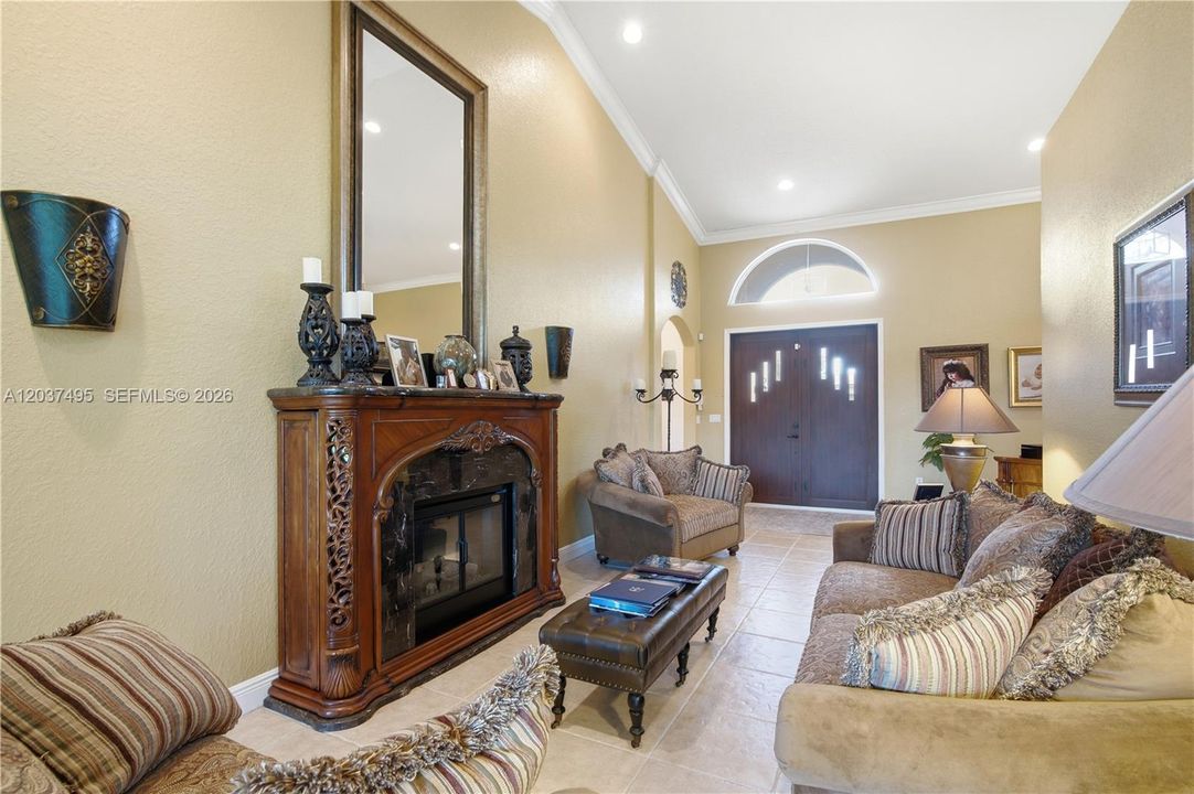En Venta: $1,150,000 (5 camas, 4 baños, 3243 Pies cuadrados)