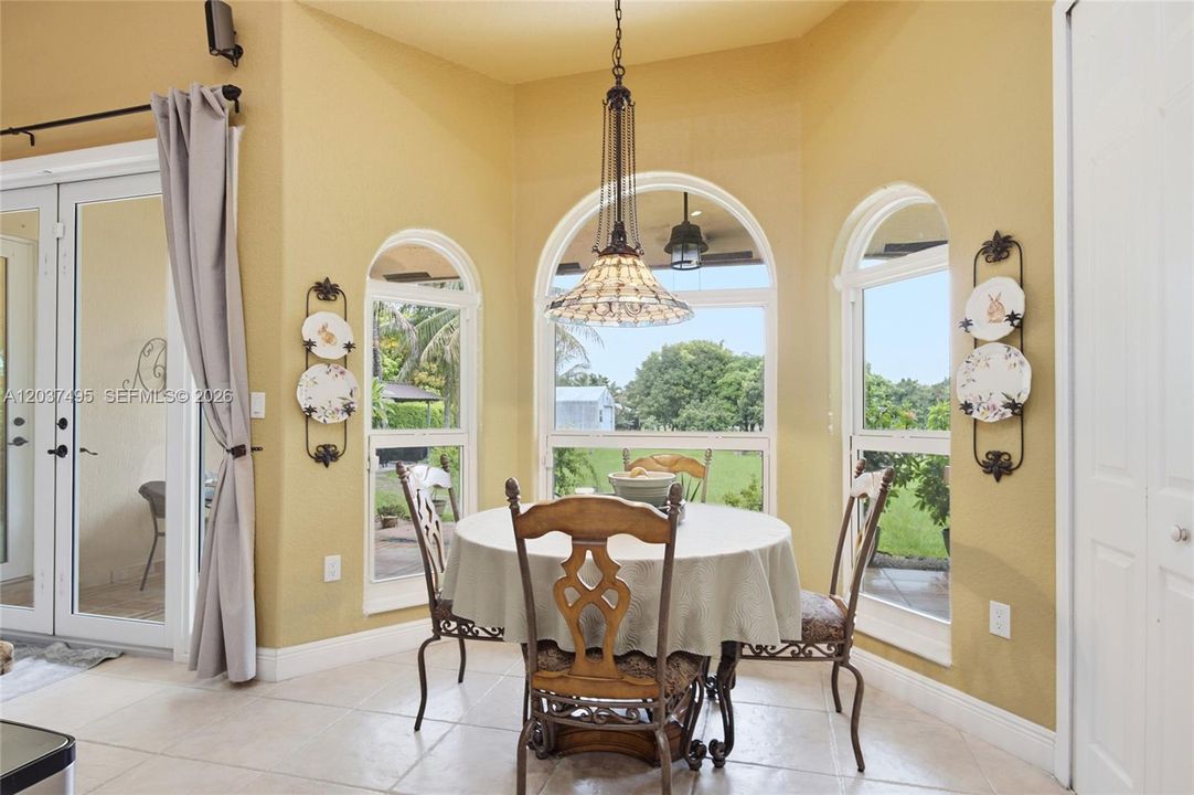 En Venta: $1,150,000 (5 camas, 4 baños, 3243 Pies cuadrados)
