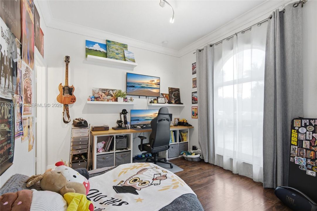 En Venta: $1,150,000 (5 camas, 4 baños, 3243 Pies cuadrados)