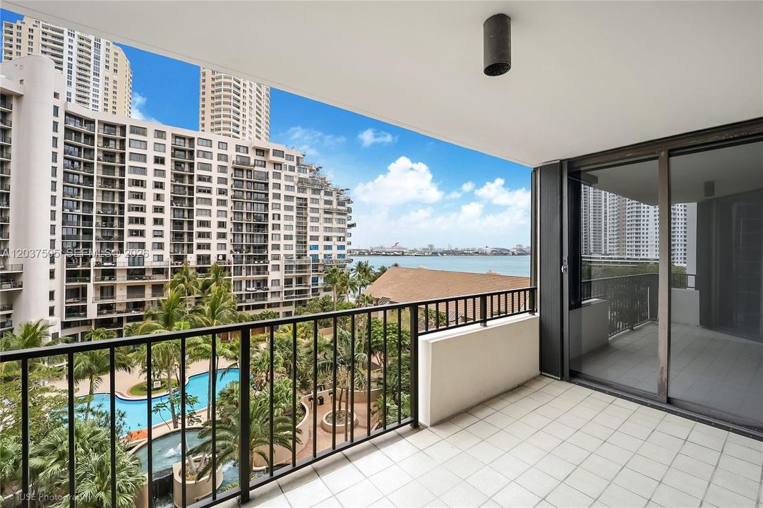 For Sale: $595,000 (2 beds, 2 baths, 1229 Square Feet)