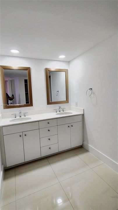 For Sale: $595,000 (2 beds, 2 baths, 1229 Square Feet)