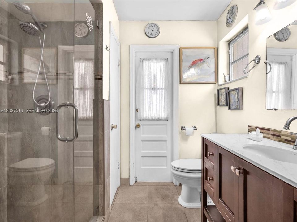 Master bathroom 1