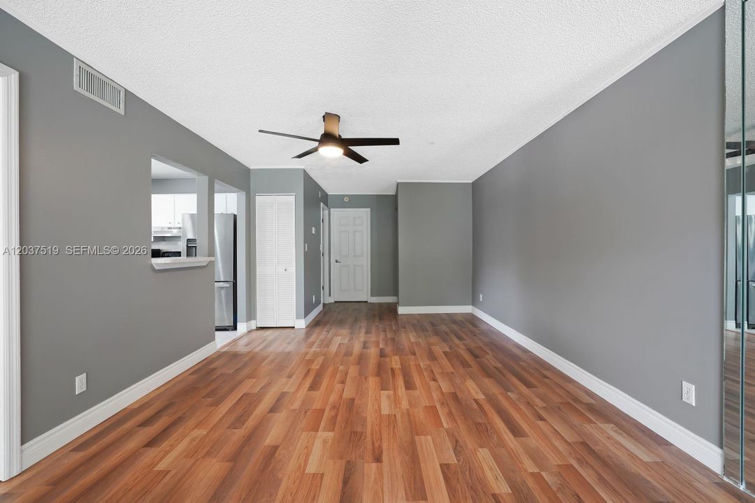 For Sale: $210,000 (2 beds, 1 baths, 1010 Square Feet)