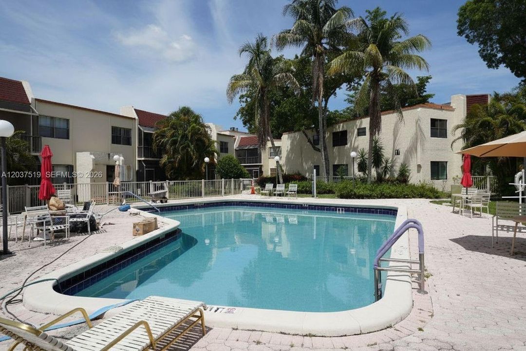 For Sale: $210,000 (2 beds, 1 baths, 1010 Square Feet)
