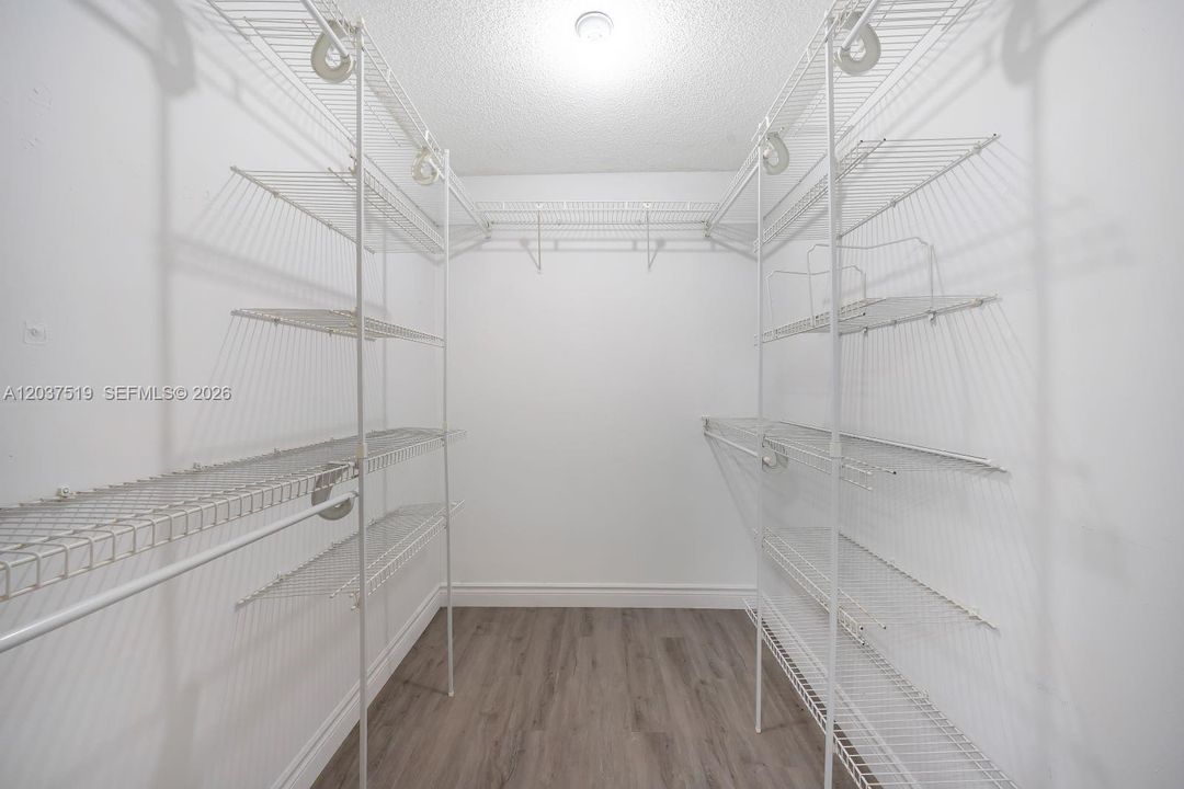 For Sale: $210,000 (2 beds, 1 baths, 1010 Square Feet)
