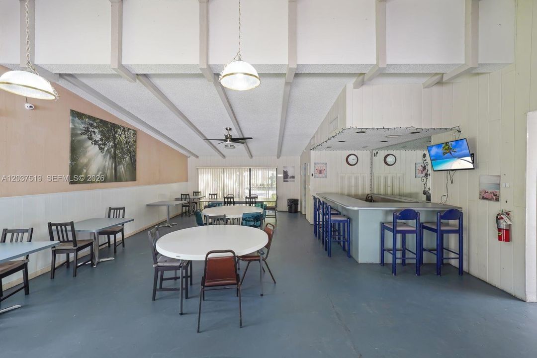 For Sale: $210,000 (2 beds, 1 baths, 1010 Square Feet)