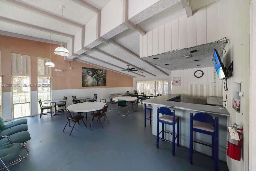 For Sale: $210,000 (2 beds, 1 baths, 1010 Square Feet)