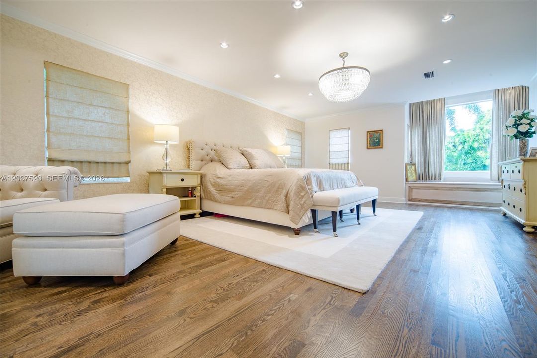 Primary Suite is the largest of all the bedrooms, ove3rlooks the back yard & pool