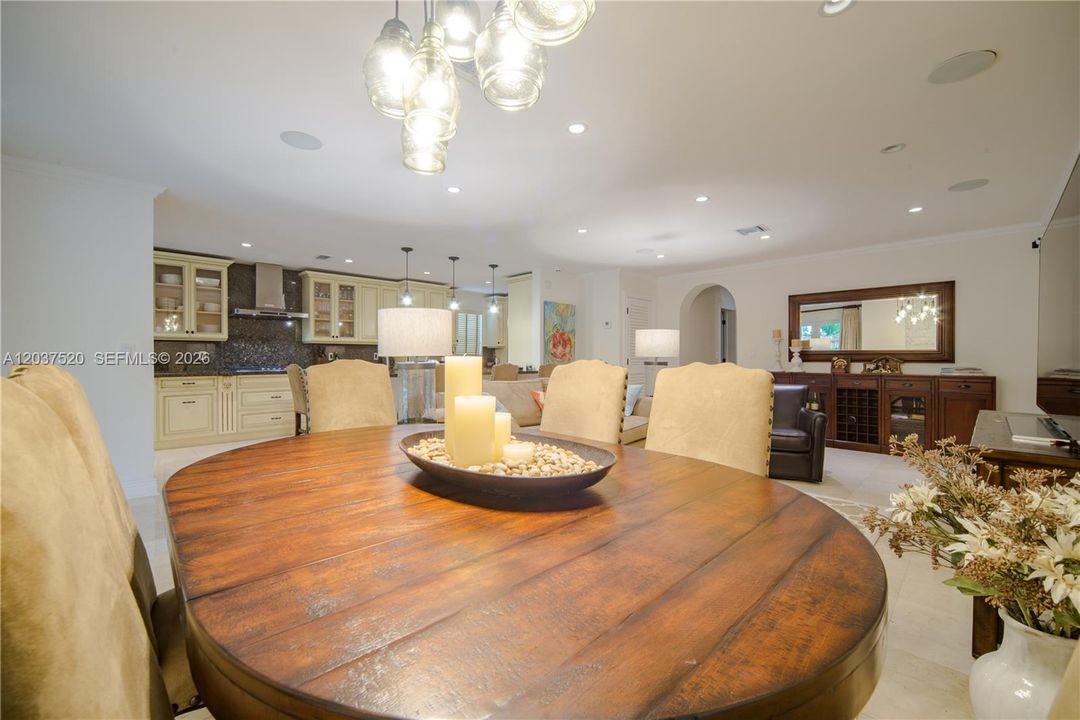 Ideal space for gatherings with easy access to the outdoor terrace