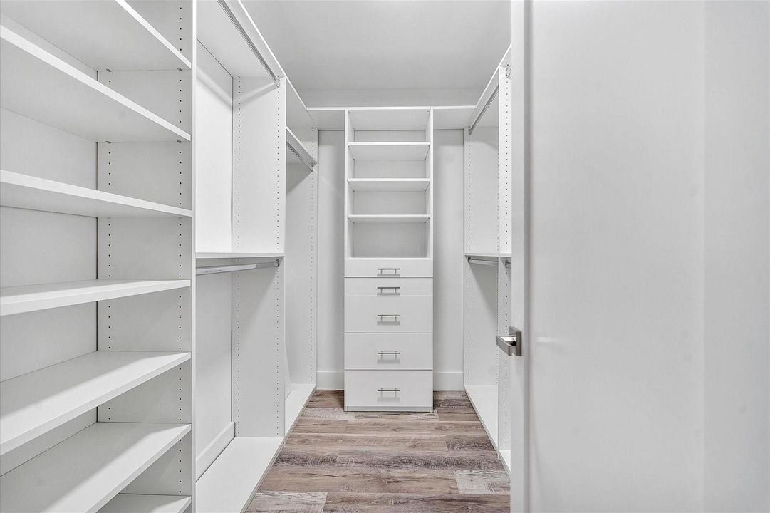 HUGE WALK-IN-CLOSET