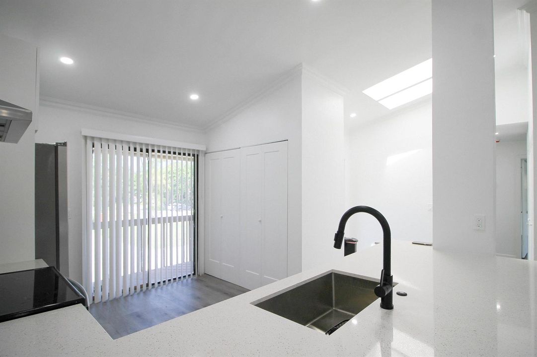 Kitchen/Breakfast area/Foyer