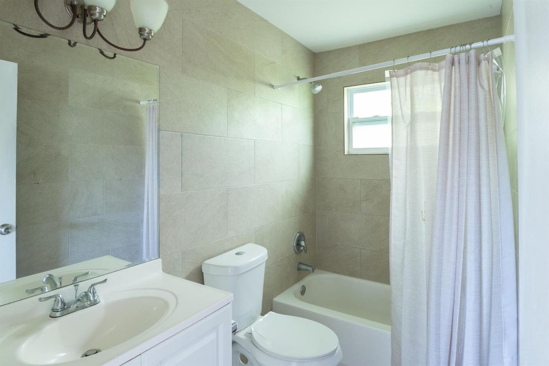 © Clark-715 N Swinton Ave. 2b-009