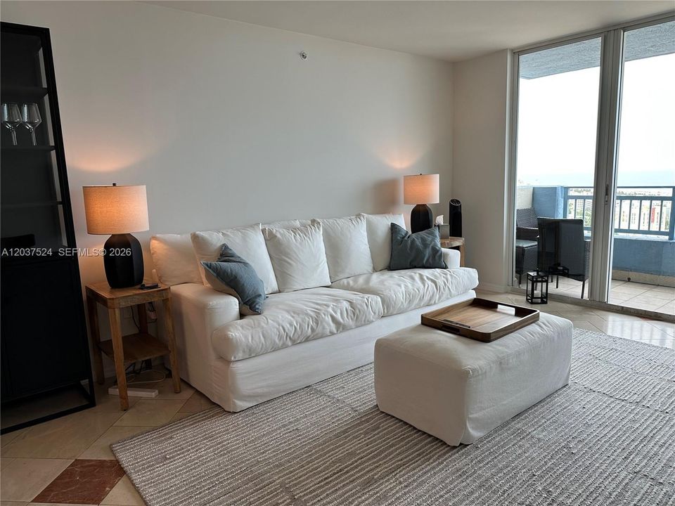 For Rent: $5,750 (2 beds, 2 baths, 1080 Square Feet)