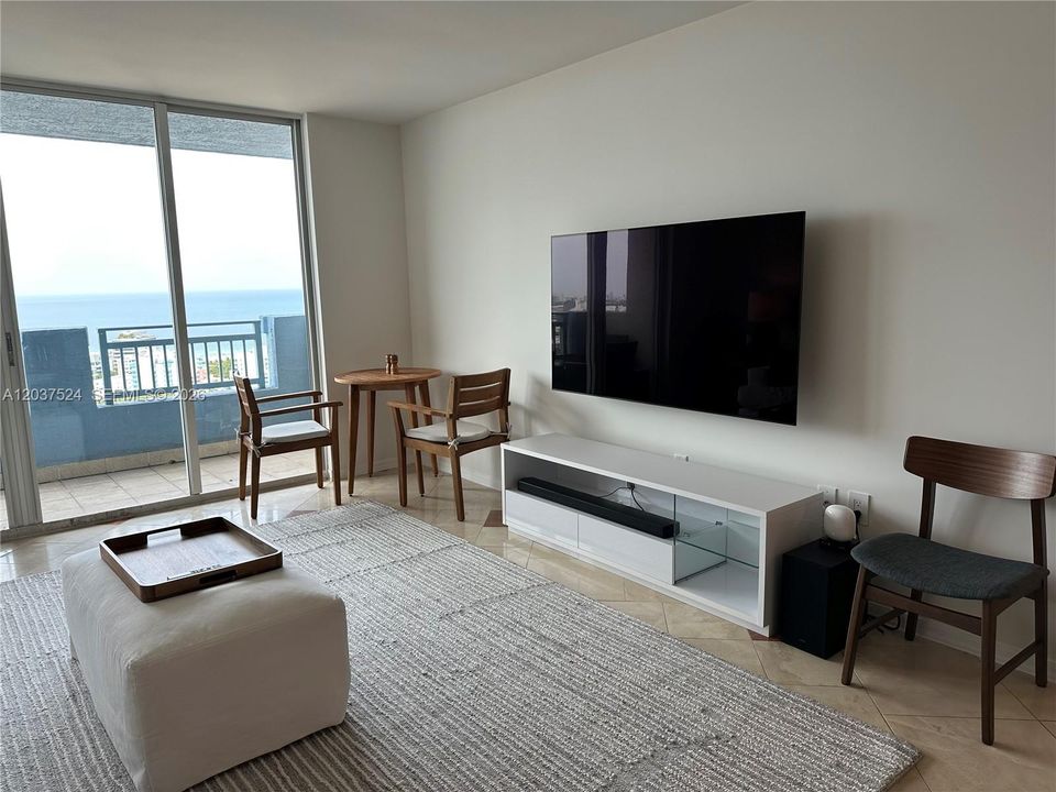 For Rent: $5,750 (2 beds, 2 baths, 1080 Square Feet)