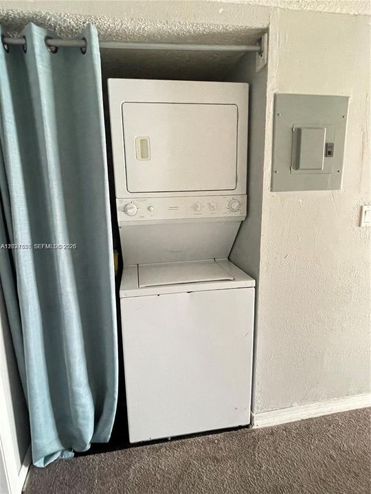 For Sale: $180,000 (2 beds, 2 baths, 905 Square Feet)