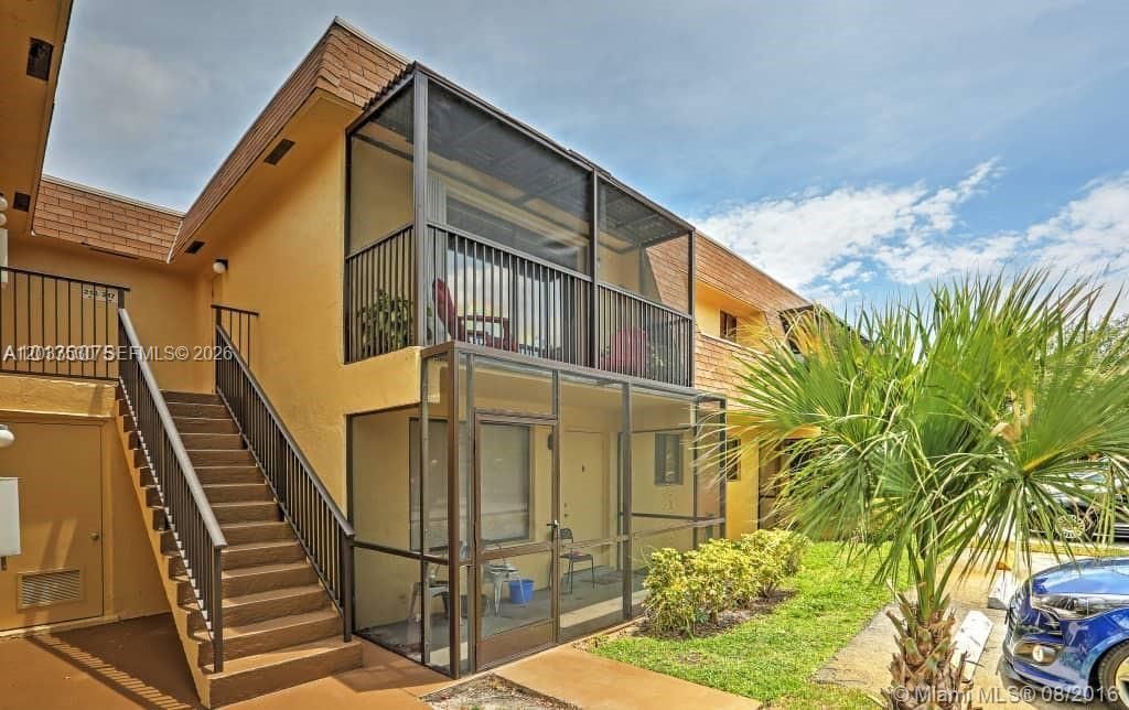 For Sale: $180,000 (2 beds, 2 baths, 905 Square Feet)