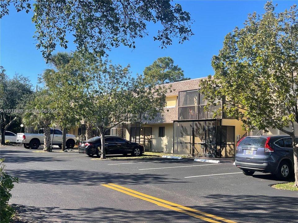 For Sale: $180,000 (2 beds, 2 baths, 905 Square Feet)