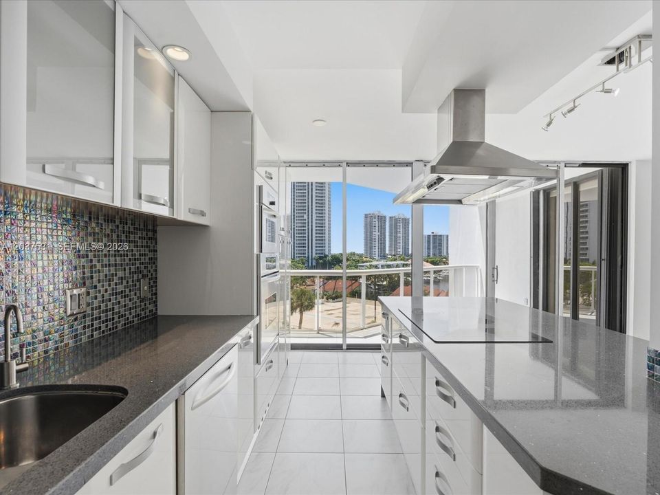 For Sale: $399,900 (2 beds, 2 baths, 1154 Square Feet)