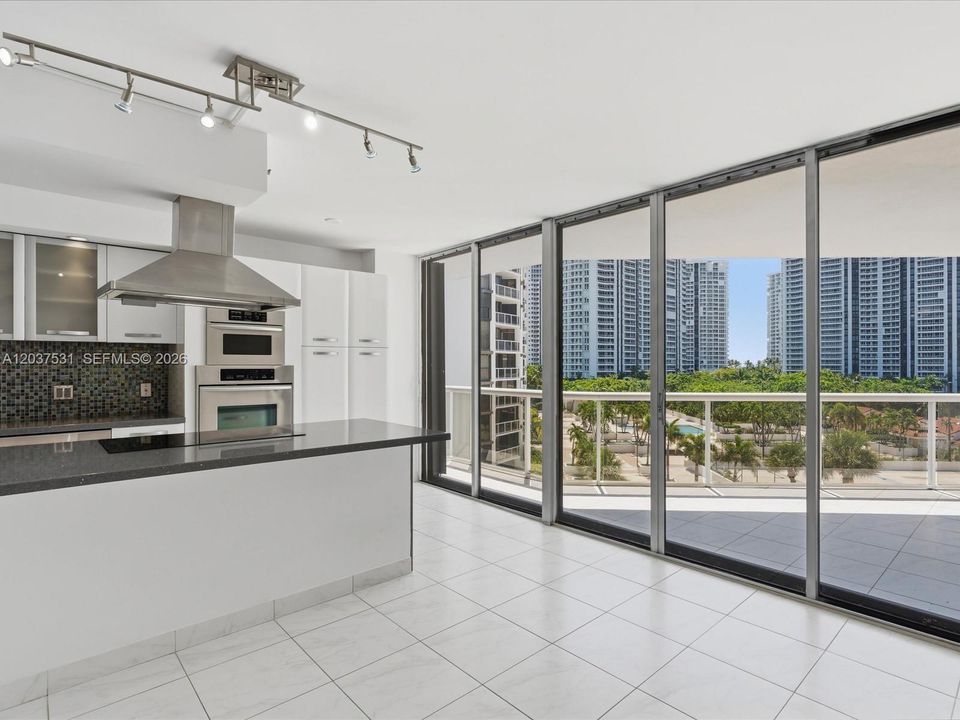 For Sale: $399,900 (2 beds, 2 baths, 1154 Square Feet)