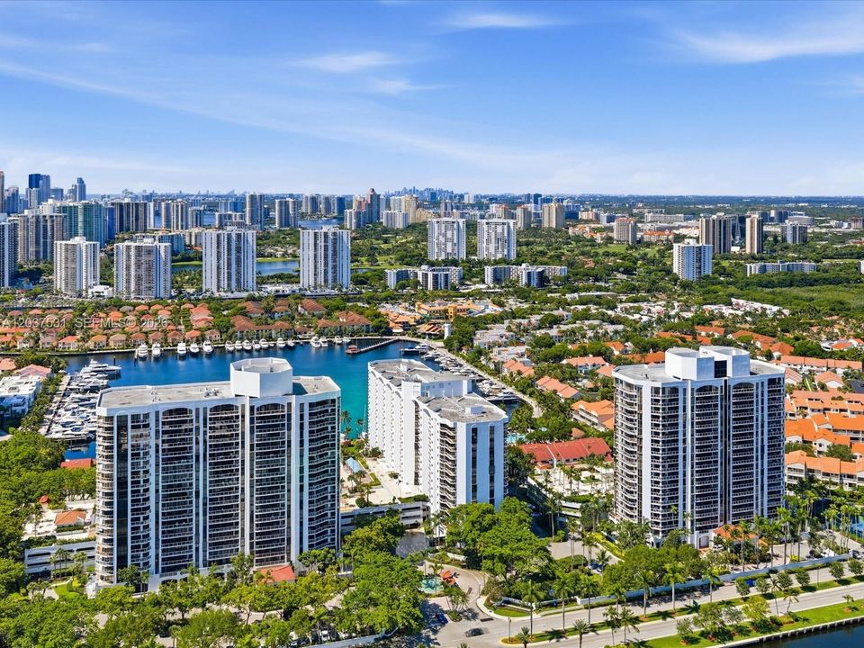 For Sale: $399,900 (2 beds, 2 baths, 1154 Square Feet)