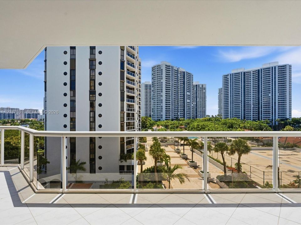 For Sale: $399,900 (2 beds, 2 baths, 1154 Square Feet)