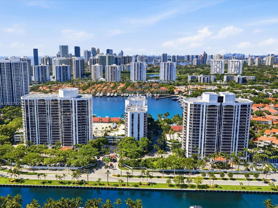 For Sale: $399,900 (2 beds, 2 baths, 1154 Square Feet)