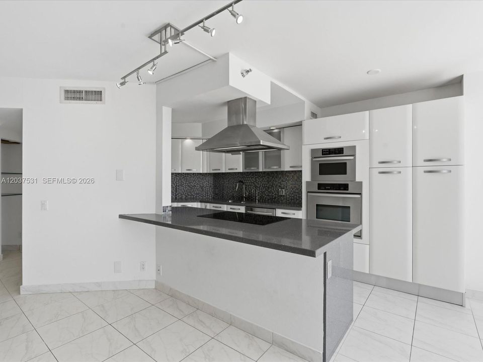 For Sale: $399,900 (2 beds, 2 baths, 1154 Square Feet)