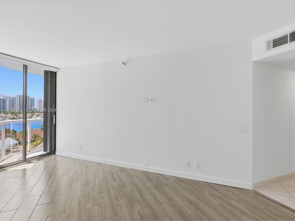 For Sale: $399,900 (2 beds, 2 baths, 1154 Square Feet)