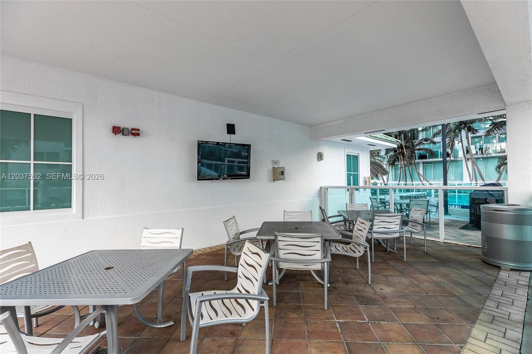 For Rent: $3,400 (1 beds, 1 baths, 1056 Square Feet)