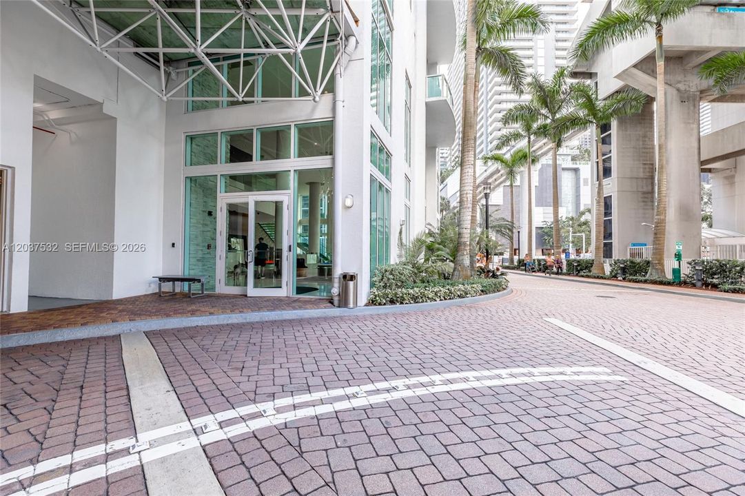 For Rent: $3,400 (1 beds, 1 baths, 1056 Square Feet)