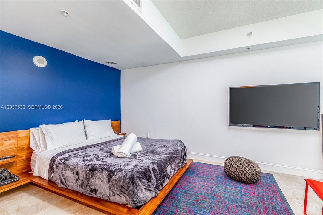 For Rent: $3,400 (1 beds, 1 baths, 1056 Square Feet)
