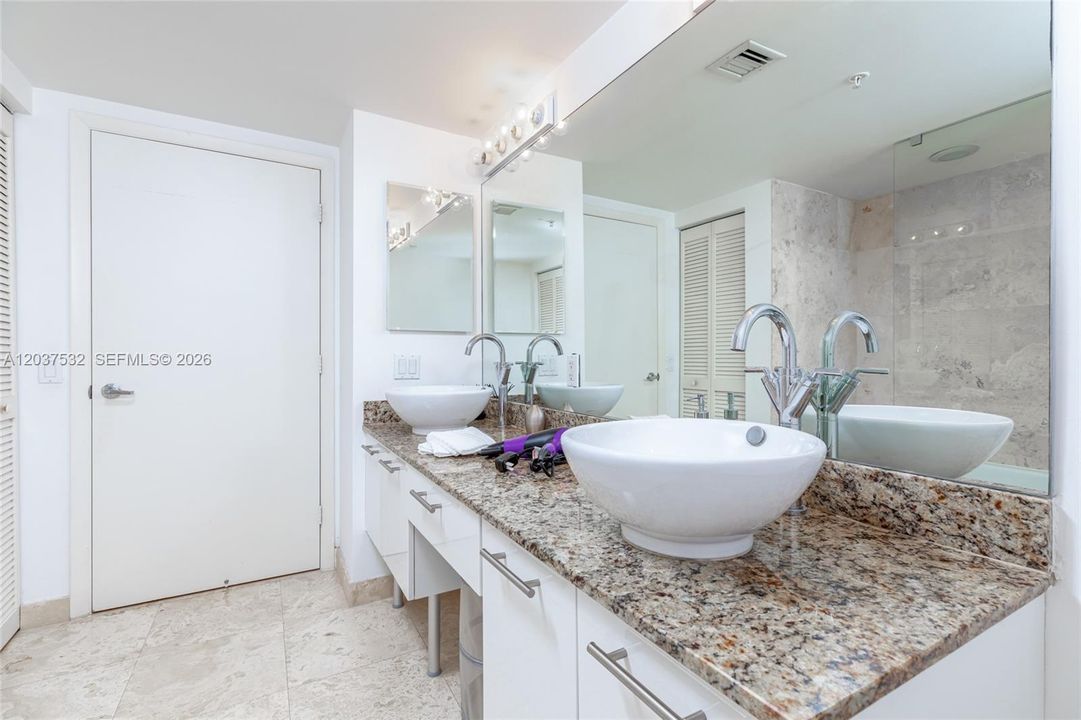 For Rent: $3,400 (1 beds, 1 baths, 1056 Square Feet)