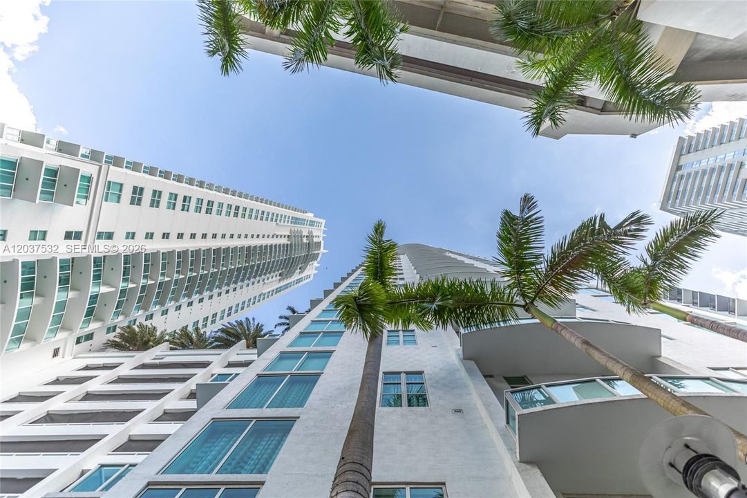 For Rent: $3,400 (1 beds, 1 baths, 1056 Square Feet)