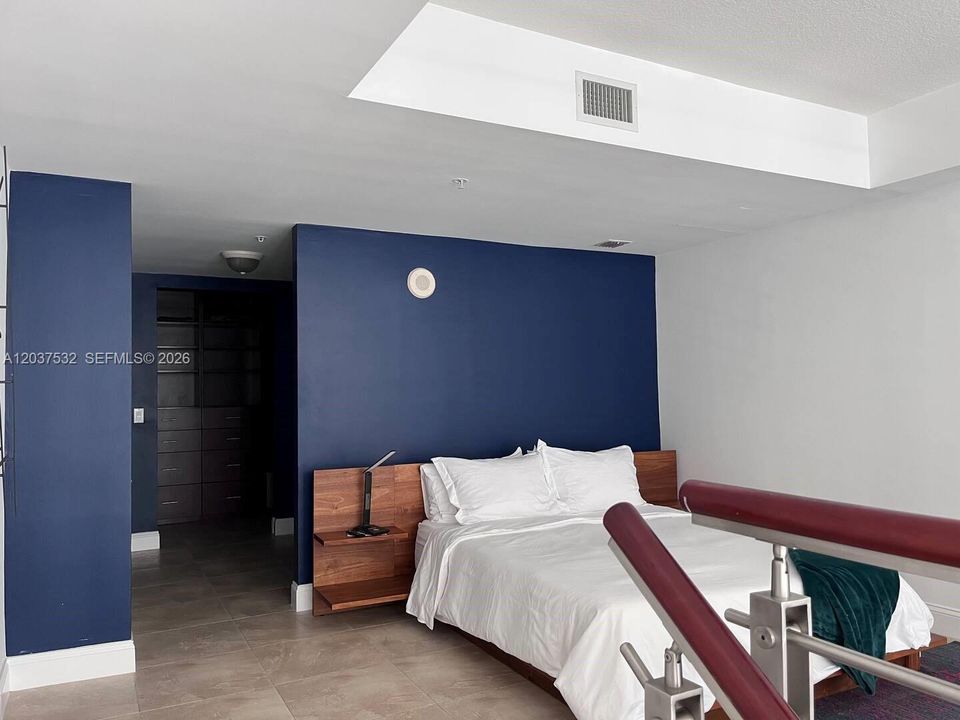 For Rent: $3,400 (1 beds, 1 baths, 1056 Square Feet)