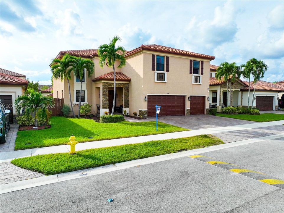 For Sale: $660,000 (5 beds, 4 baths, 3696 Square Feet)