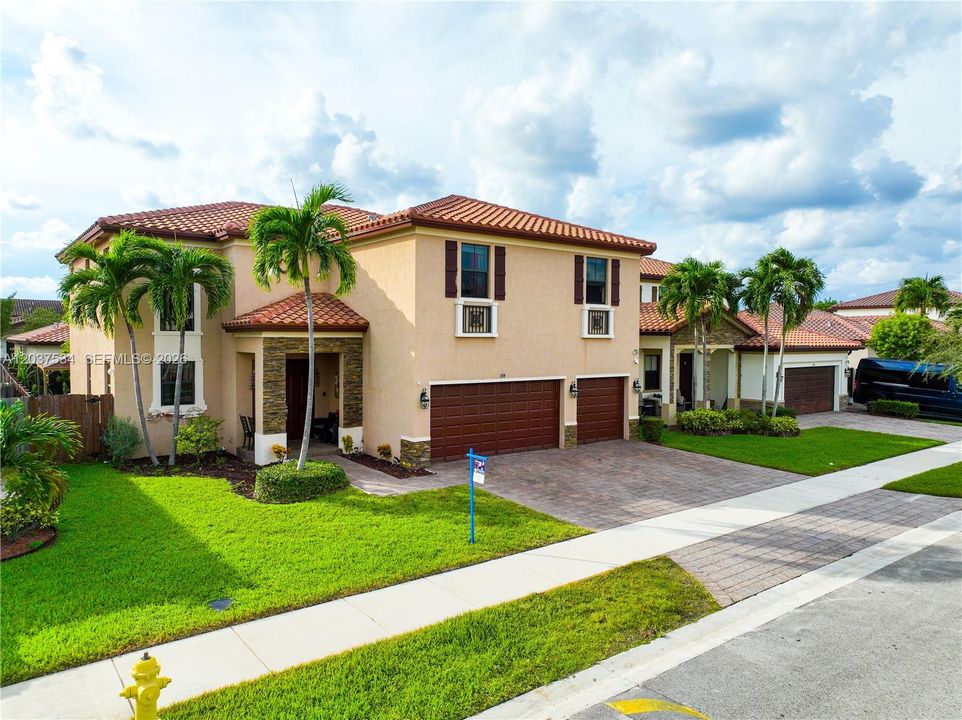 For Sale: $660,000 (5 beds, 4 baths, 3696 Square Feet)